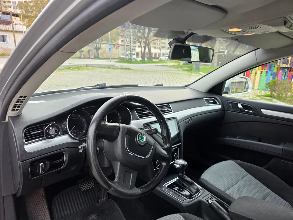 Skoda Superb 1.8 TSI DSG, снимка 8 - Автомобили и джипове - 56076540