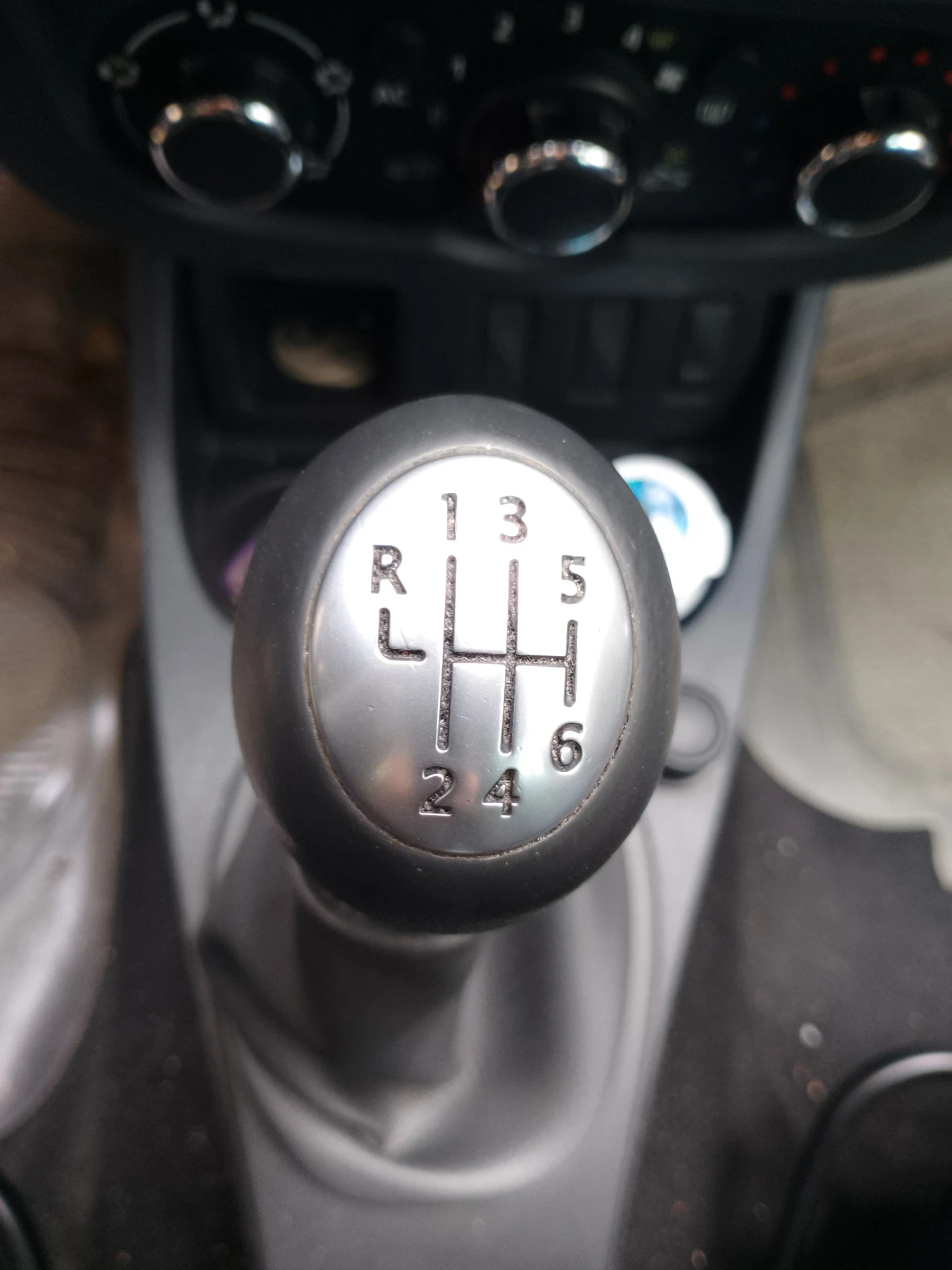 Dacia Duster 1.5 dci  E5 6 степ. кутия - изображение 8