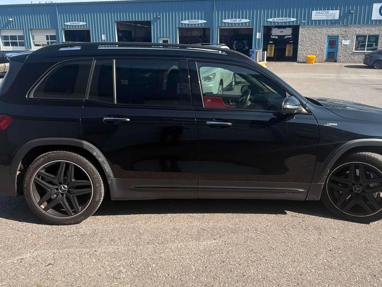 Mercedes-Benz GLB35AMG 4MATIC | CARFAX | АВТОКРЕДИТ БЕЗ ПЪРВОНАЧАЛНА, снимка 4 - Автомобили и джипове - 55470785