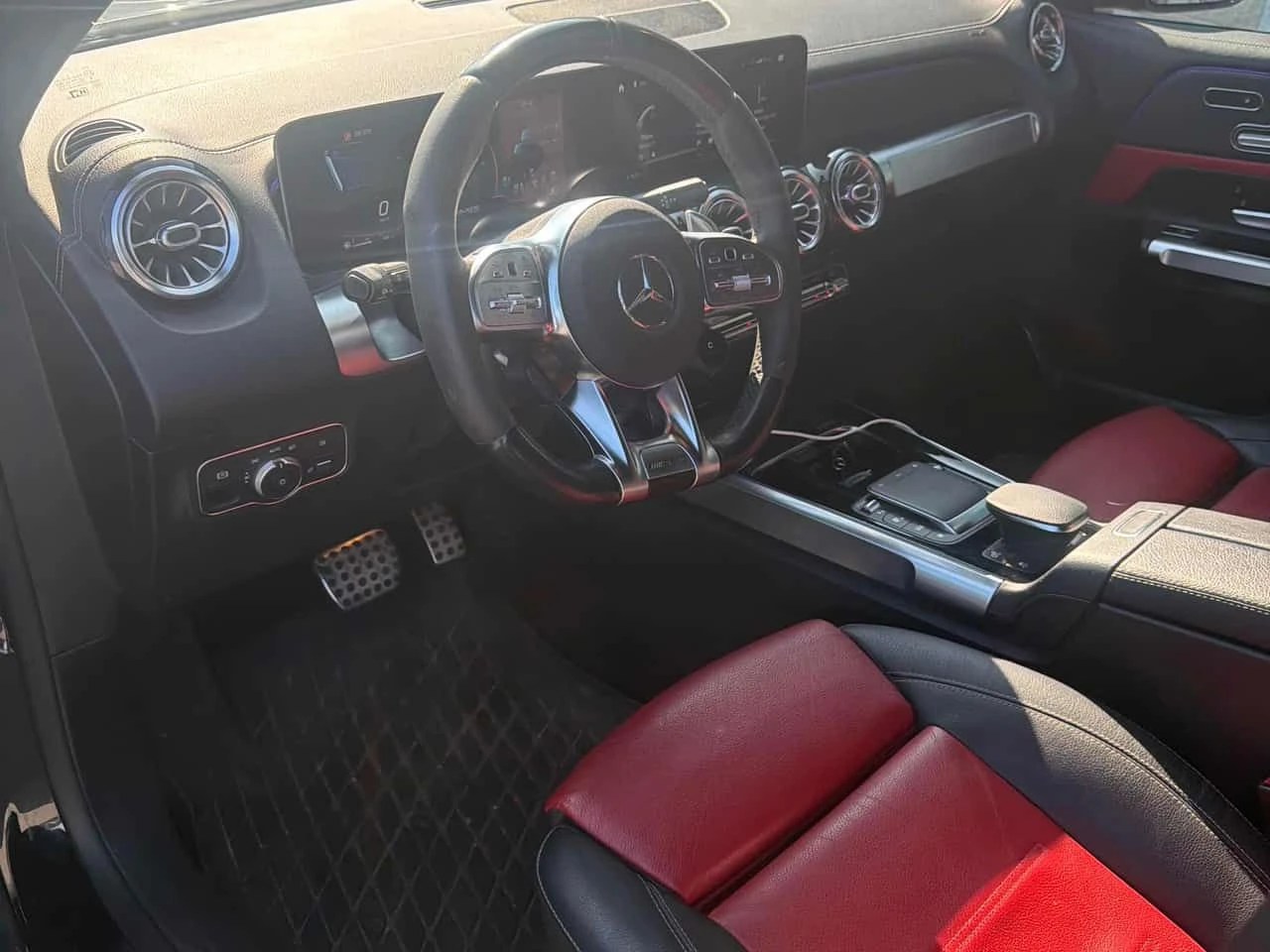 Mercedes-Benz GLB35AMG 4MATIC | CARFAX | АВТОКРЕДИТ БЕЗ ПЪРВОНАЧАЛНА, снимка 7 - Автомобили и джипове - 55470785