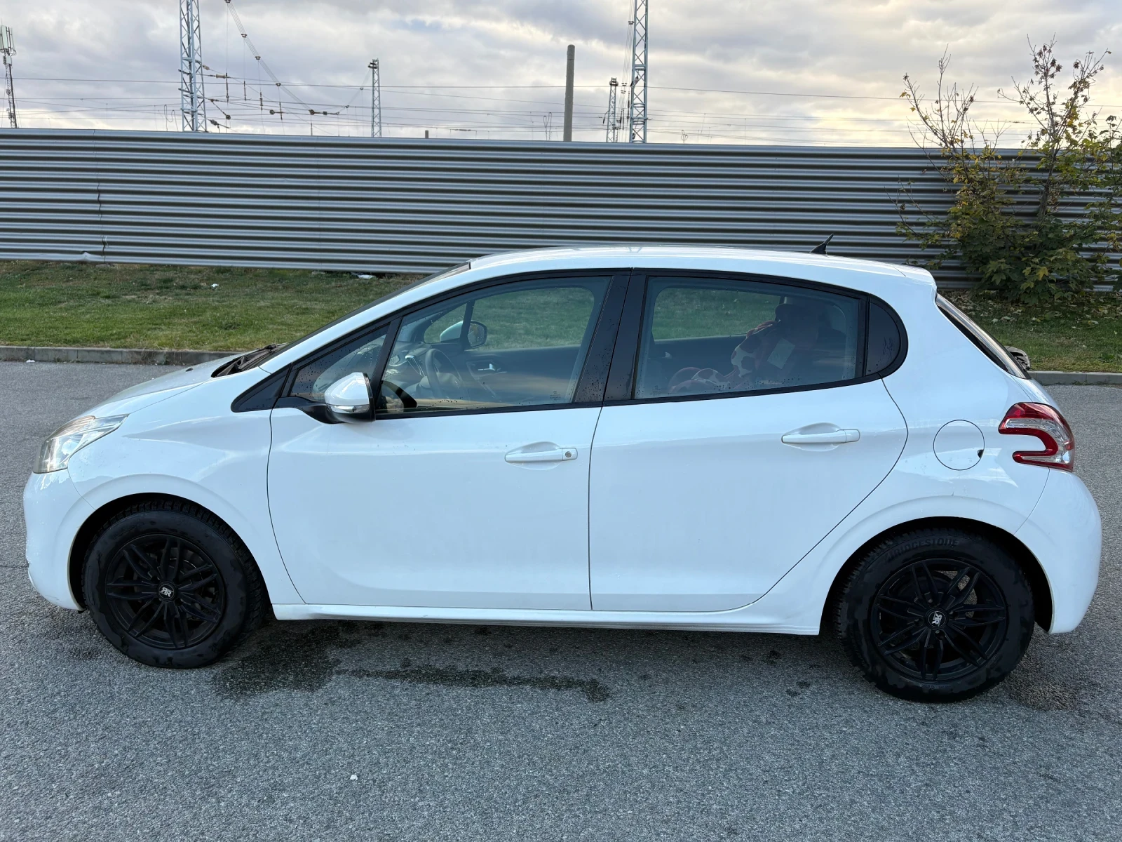 Peugeot 208  1.2 бензин - изображение 5