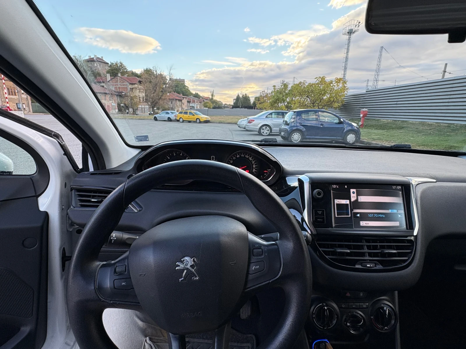 Peugeot 208  1.2 бензин - изображение 8