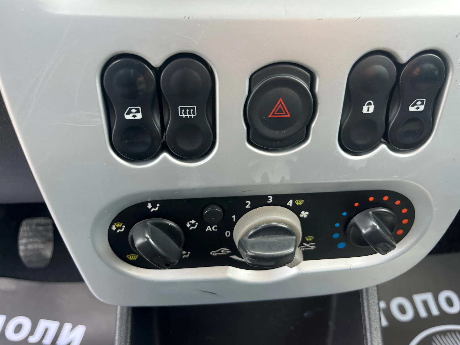 Dacia Sandero 1.4 БЕНЗИН/ГАЗ, снимка 10 - Автомобили и джипове - 54606977
