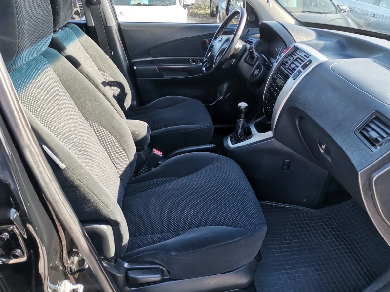 Hyundai Tucson 2.0I, снимка 9 - Автомобили и джипове - 52620831