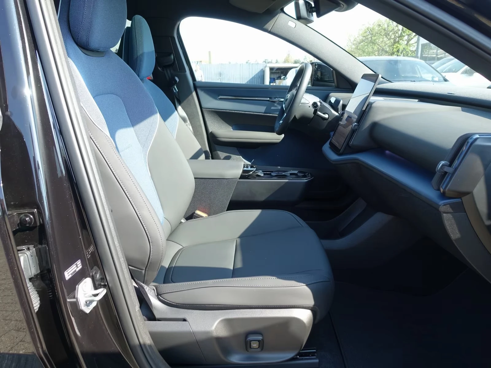 Volvo EX30 Cross Country Ultra Twin Motor Performance | Mobile.bg � ����������� 15