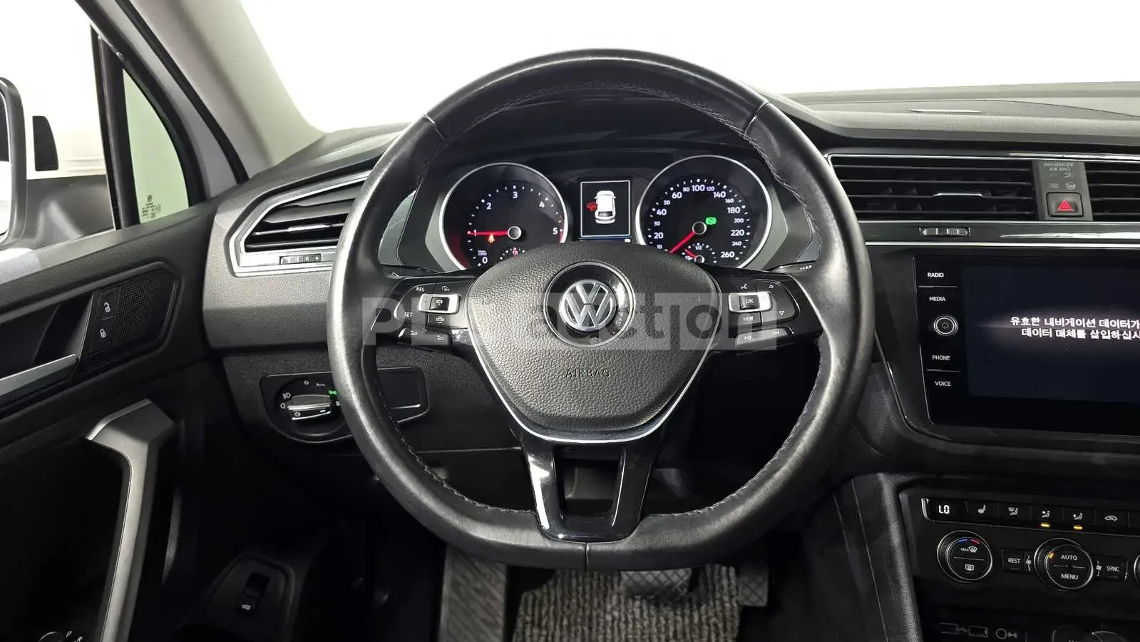 VW Tiguan 2.0TDI PREMIUM #УНИКАТ# !FULL!, снимка 12 - Автомобили и джипове - 55146635