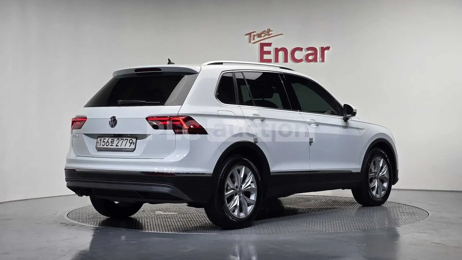 VW Tiguan 2.0TDI PREMIUM #УНИКАТ# !FULL!, снимка 2 - Автомобили и джипове - 55146635