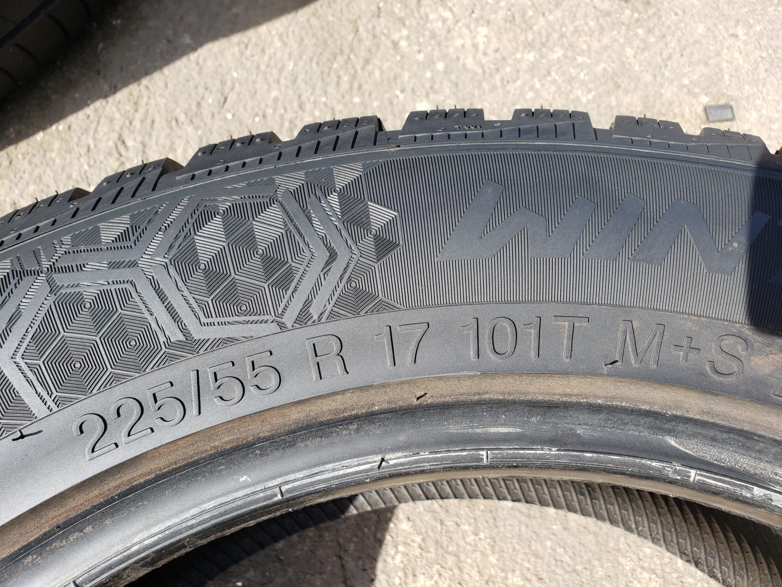 Гуми Зимни 225/55R17, снимка 4 - Гуми и джанти - 53807619