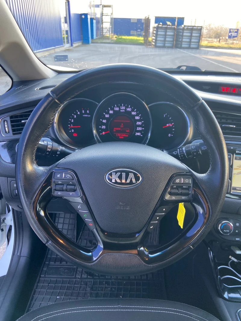 Kia Ceed 1.6 CRDI , снимка 9 - Автомобили и джипове - 47915343