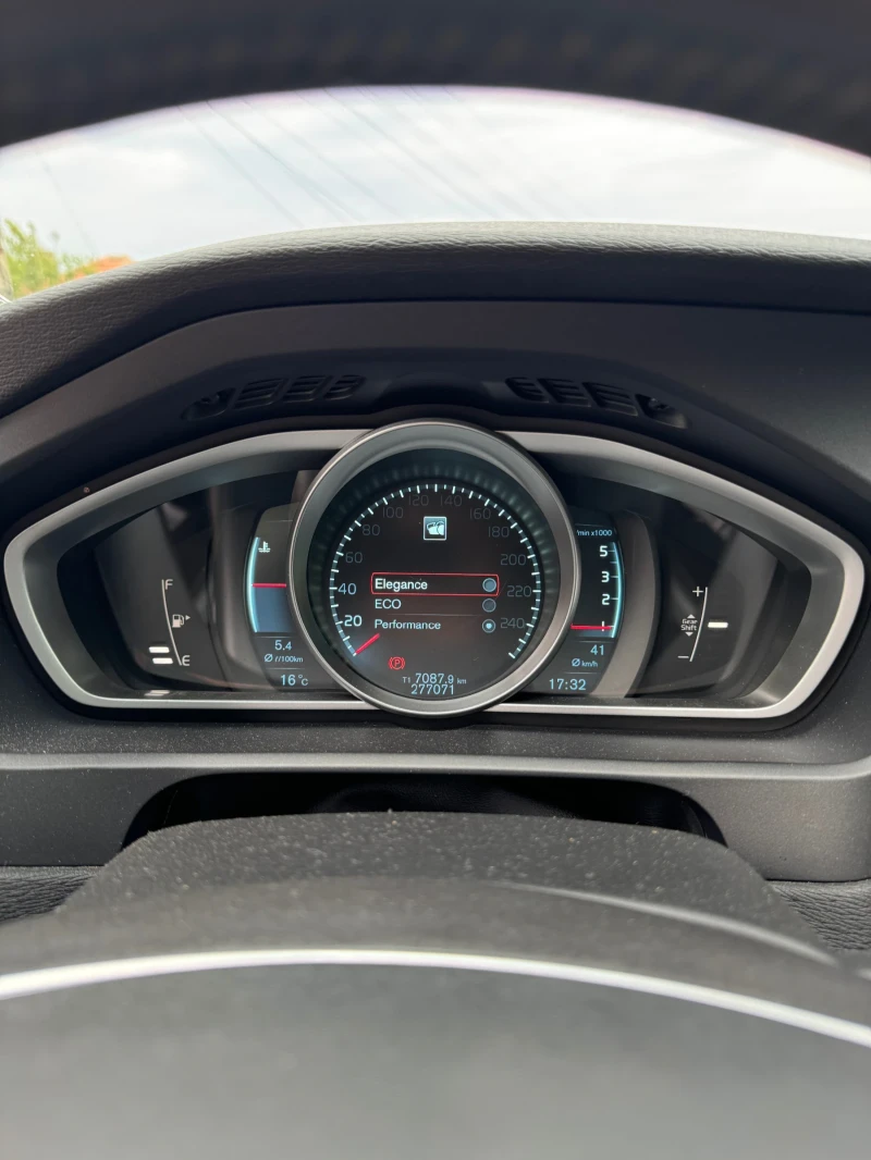 Volvo V40, снимка 11 - Автомобили и джипове - 52385871