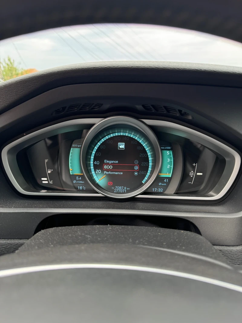 Volvo V40, снимка 10 - Автомобили и джипове - 52385871