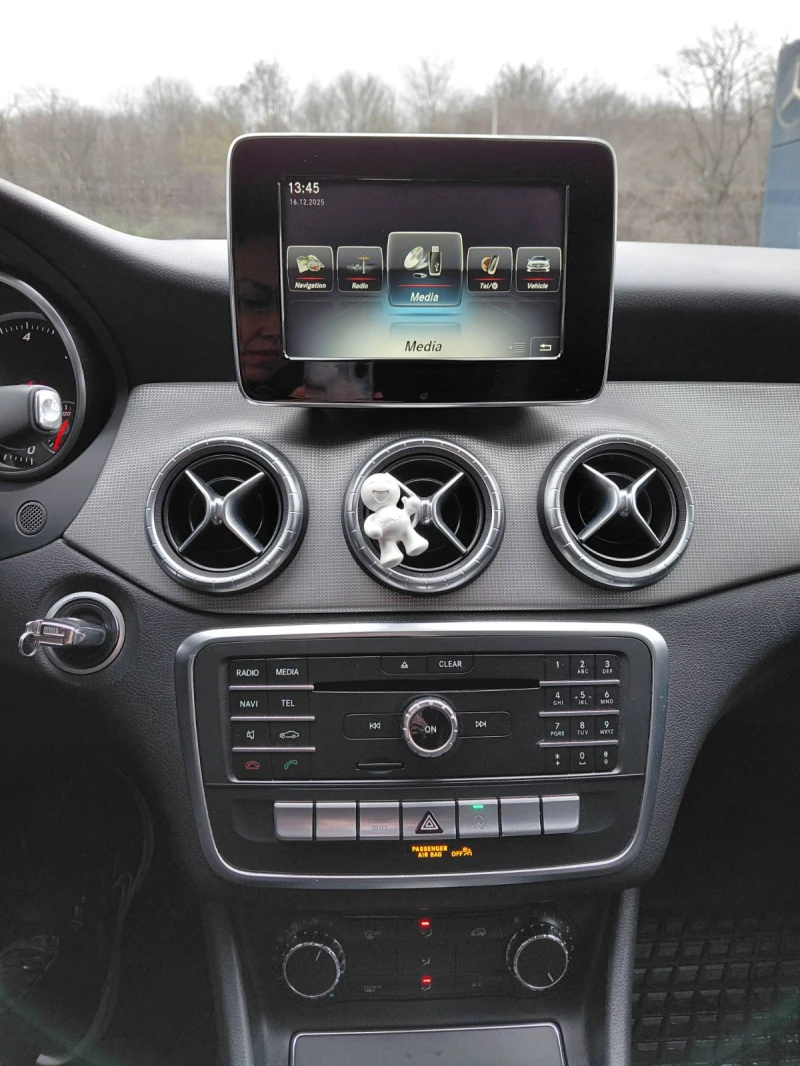 Mercedes-Benz CLA 200d, снимка 13 - Автомобили и джипове - 52828215