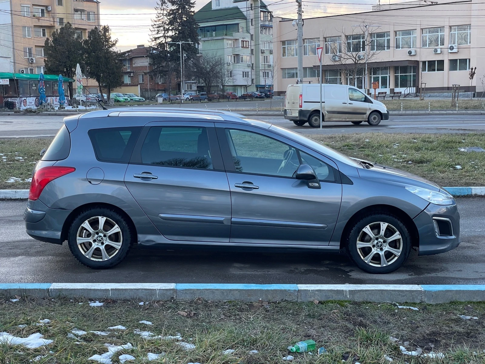 Peugeot 308 1.6E-HDi FaceLift - изображение 4