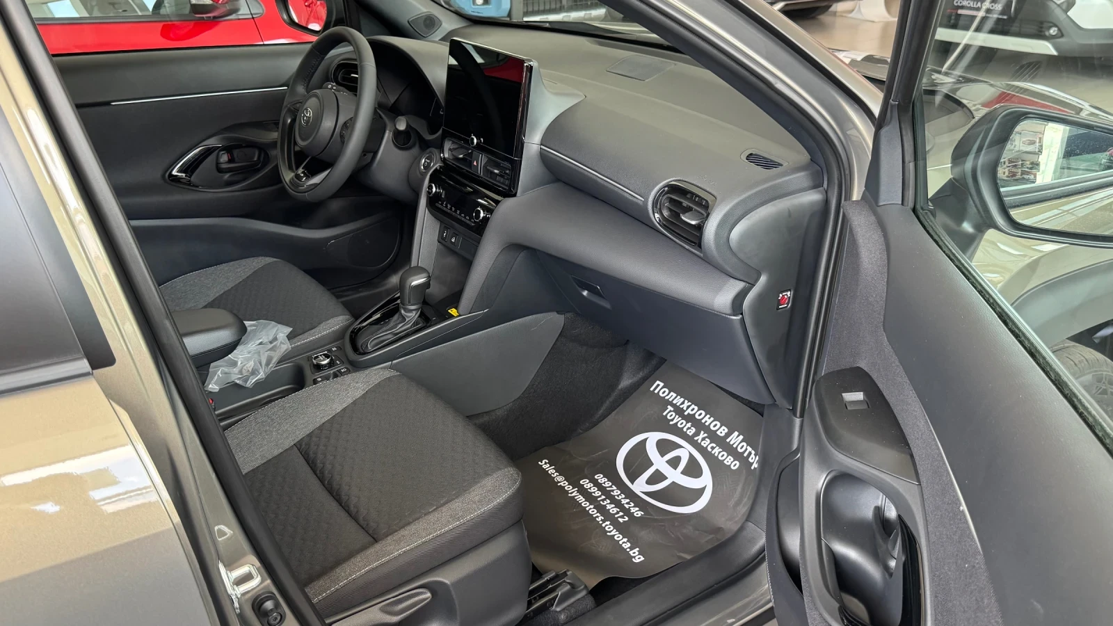 Toyota Yaris Cross Hybrid AWD-I Chic - изображение 8