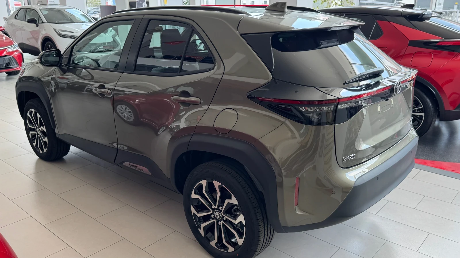 Toyota Yaris Cross Hybrid AWD-I Chic - изображение 4