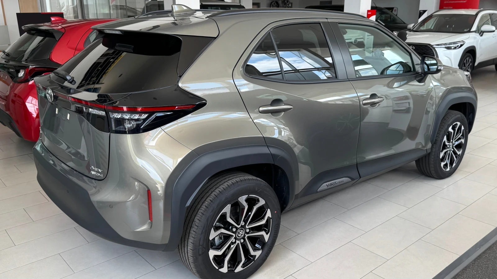 Toyota Yaris Cross Hybrid AWD-I Chic - изображение 5