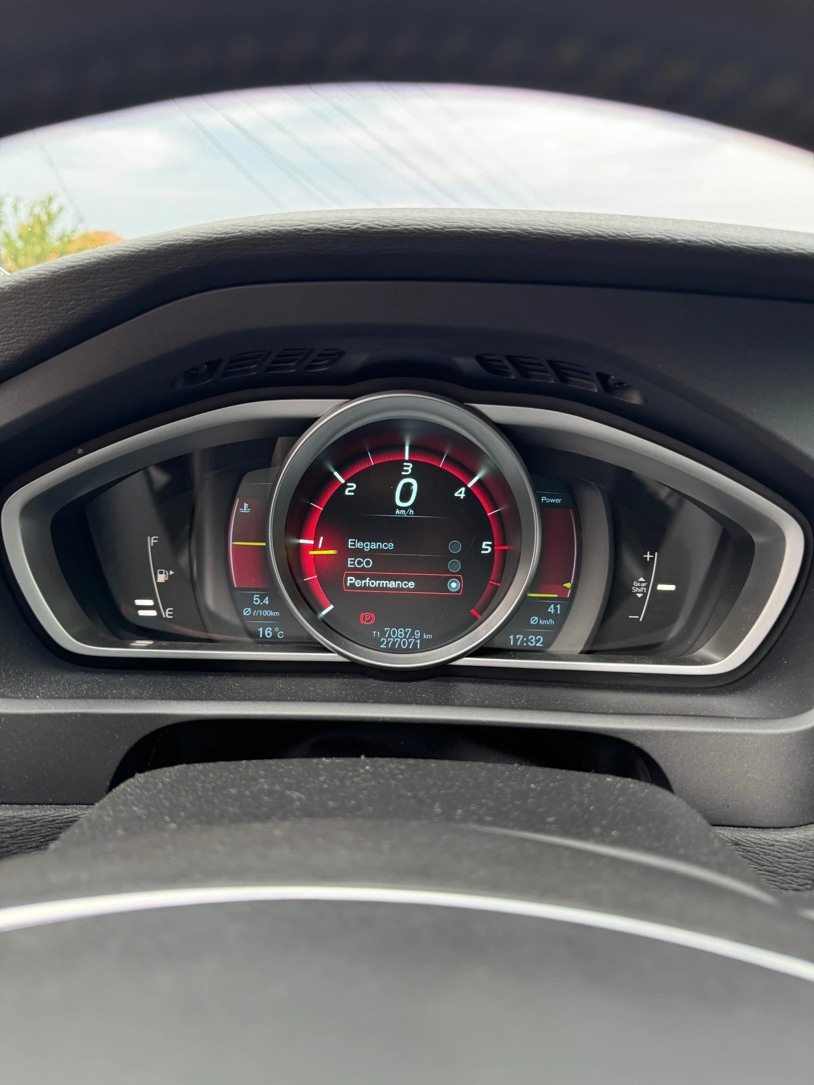 Volvo V40  - изображение 9