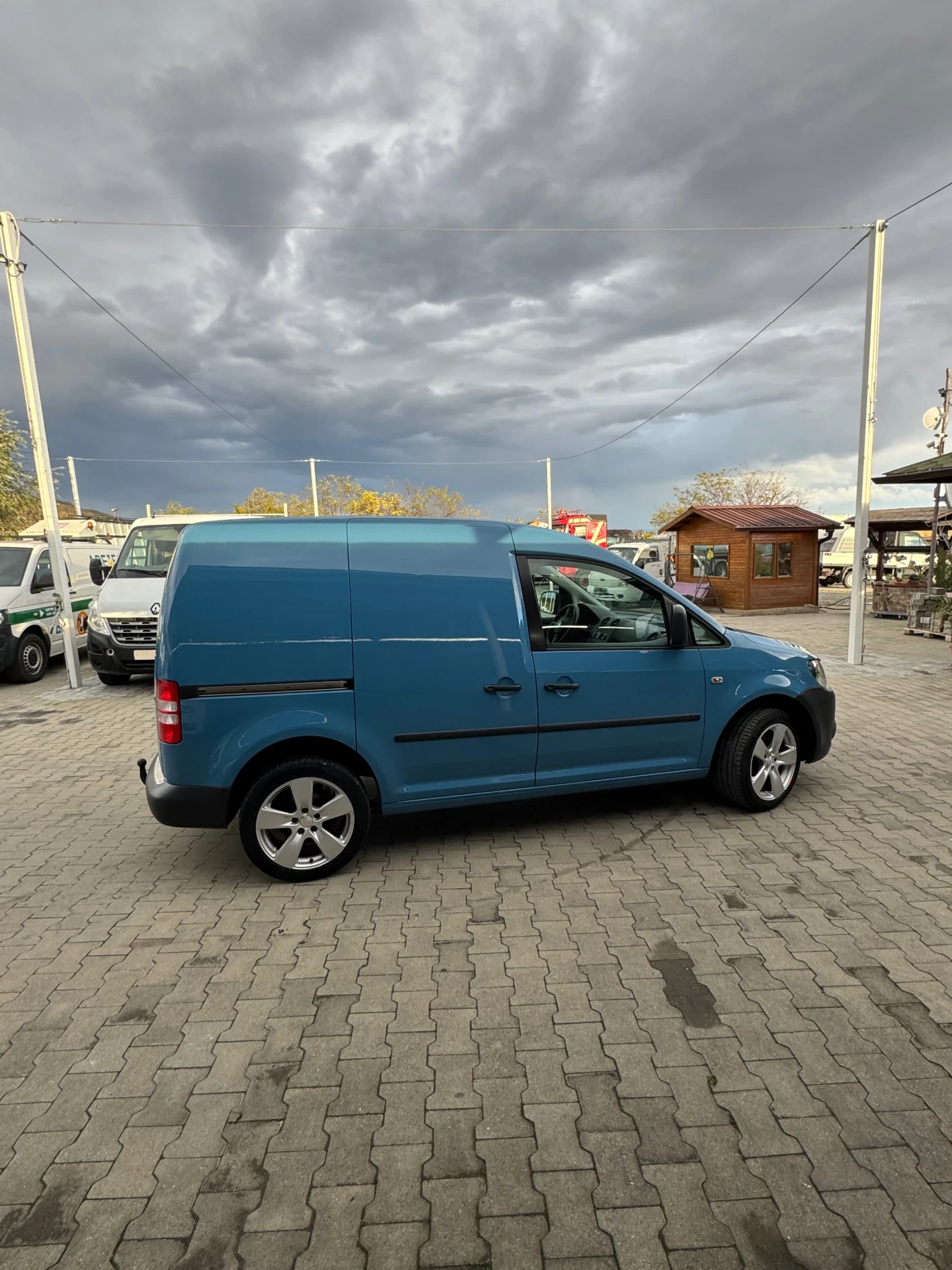 VW Caddy 1.6 TDI ПЕРФЕКТНО - изображение 7