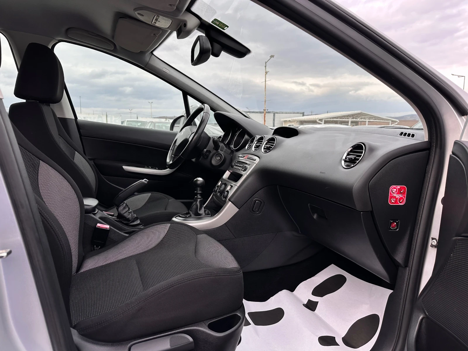 Peugeot 308 1.6HDi-СЕРВИЗНА ИСТОРИЯ-КЛИМАТРОНИК-ТОП, снимка 15 - Автомобили и джипове - 53923298