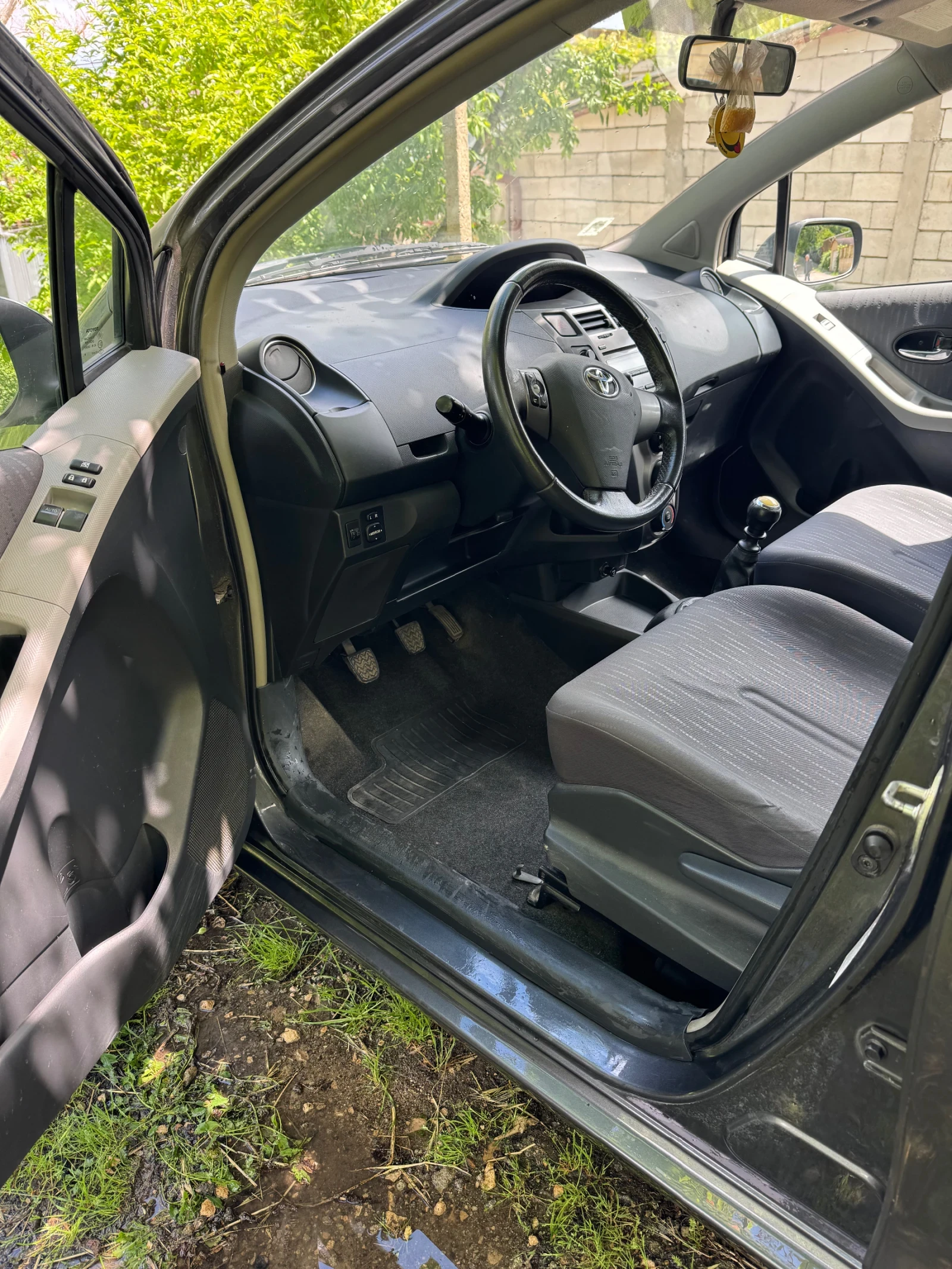 Toyota Yaris 1.3 VVT-i, снимка 5 - Автомобили и джипове - 54718883