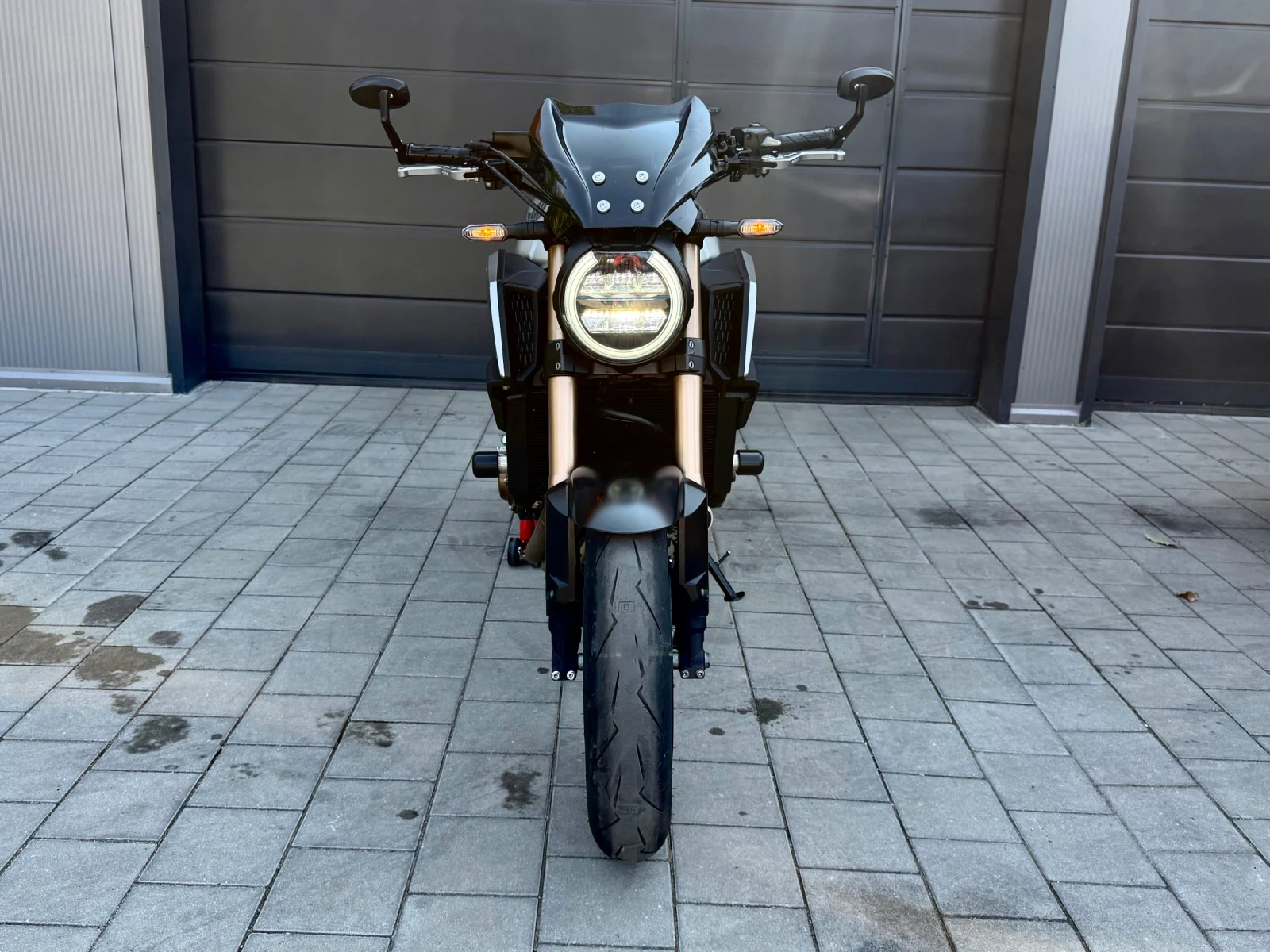 Honda Cb 650R * QuickShifter* Akrapovic* ABS* , снимка 2 - Мотоциклети и мототехника - 55768065
